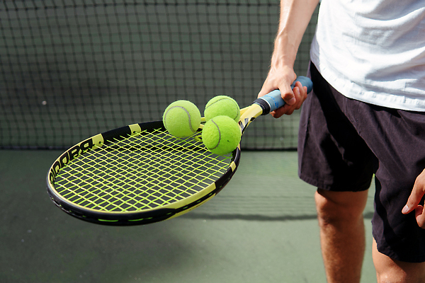 포토 JPG 해외이미지 라이프스타일 손 남자 스포츠 포즈 컨셉 공 놀이 건강 경기 소년 취미 사람없음 야외 운동복 운동 노란색 장비 테니스 게임 라켓 오브젝트 법정 운동가 해외202309 해외포토 옷 어린이 스포츠용품 컬러 사람 생활 신체부위 구기 파일형식