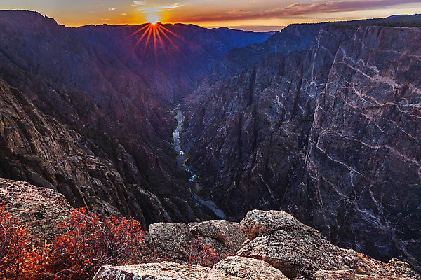포토 JPG 해외이미지 나무 구름 응시 공원 벽 여행 자연 산 국립공원 풍경 경사 사람없음 야외 물 강 뷰티 골짜기 계곡 검은색 미국 고요 바위 가장자리 고독 부식 내추럴 깊이 웅장함 전국 지질학 콜로라도 향나무 해외202309 해외포토 자연요소 식물 시선 공공시설 교육 감정 컬러 북아메리카 돌_바위 둘레 생태계 파일형식