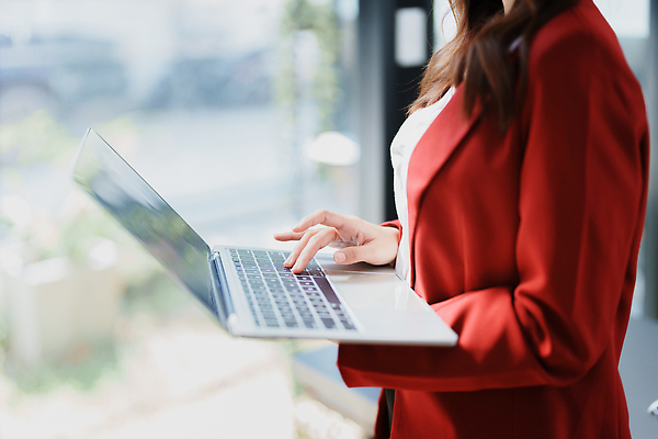 포토 JPG 해외이미지 직업 라이프스타일 손 여자 백그라운드 컨셉 인터넷 비즈니스 성공 모바일 설계 실내 대화 한명 사람 성인 가로 금융 노트북 스마트폰 사무실 알약 디지털 공책 잡기 업무 작업 비즈니스우먼 메시지 연결 사이버 무선전화기 스마트 문서 온라인 프리랜서 카피스페이스 해외202309 해외포토 1 모션 문구용품 말하기 내부 생활 신체부위 경제 전자제품 핸드폰 스마트기기 약 공백 직장인 전화기 파일형식