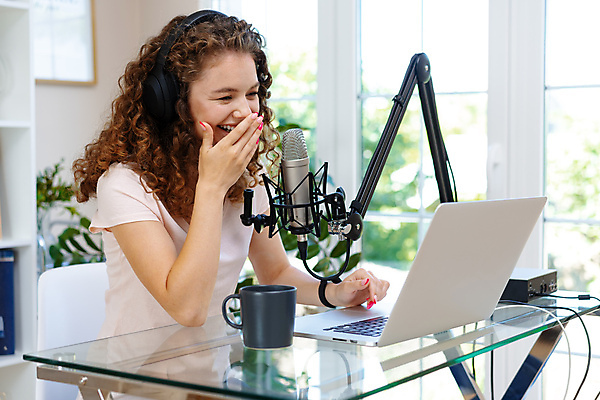포토 JPG 해외이미지 백인 여자 의자 한명 웃음 앉기 상반신 성인 옆모습 노트북 헤드폰 마이크 입가림 성인여자한명만 인터넷방송 크리에이터 스트리밍 스트리밍라이프 해외202309 해외포토 서양인 직업 1 라이프스타일 뷰포인트 음향기기 가구 모션 표정 사람 전자제품 가림 방송 여자한명만 성인여자만 파일형식 1인미디어