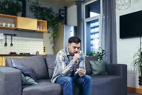 포토 JPG 해외이미지 라이프스타일 음료 스트레스 주택 실내 따뜻함 건강 병원 한명 사람 앉기 내부 소파 알약 약 침실 방 고통 추위 의사 침대 뜨거움 바이러스 질병 코 냅킨 두통 감염 온도 문제 돌봄 우울증 재채기 증상 트러블 혼자 해외202309 해외포토 1 감정 가구 의자 의학 모션 건물 생활 신체부위 의료진 파일형식