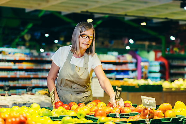포토 JPG 해외이미지 여자 노년 한명 상반신 쇼핑 장보기 잡기 사과 마트 과일코너 비닐장갑 노인여자한명만 안경낌 해외202309 해외포토 1 안경 장갑 과일 모션 사람 성인 상점 코너 여자한명만 노인여자만 파일형식