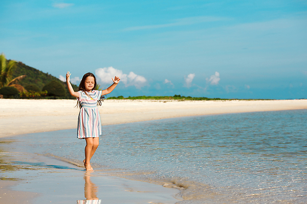 포토 JPG 해외이미지 백인 라이프스타일 드레스 행복 어린이 모래 바다 섬 여행 장난 자연 놀이 휴가 휴식 한명 사람 야외 물 선글라스 장난감 뷰티 노란색 걷기 맑음 우정 기쁨 흰색 양동이 터키석 파라다이스 해외202309 해외포토 자연요소 서양인 1 옷 감정 안경 컬러 컨셉 모션 날씨 생활 친구 보석 생태계 파일형식