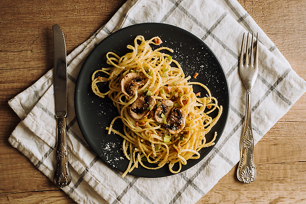 포토 JPG 해외이미지 접시 음식 포크 탁자 치즈 파스타 스파게티 사람없음 검은색 식사 저녁식사 버섯 이탈리아 칼 향신료 점심식사 마카로니 핸드메이드 플랫레이 해외202309 해외포토 식기 유럽 컬러 가구 유제품 서양음식 플랫 파스타면 향미료 파일형식