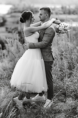 포토 JPG 해외이미지 커플 드레스 남자 이동 산 함께함 사랑 서기 두명 초록색 파란색 강 갈색 봄 산책 조끼 저녁 언덕 밀짚 채널 해외202309 해외포토 옷 계절 감정 컬러 컨셉 관계 모션 휴식 사람 외투 짚 야간 파일형식