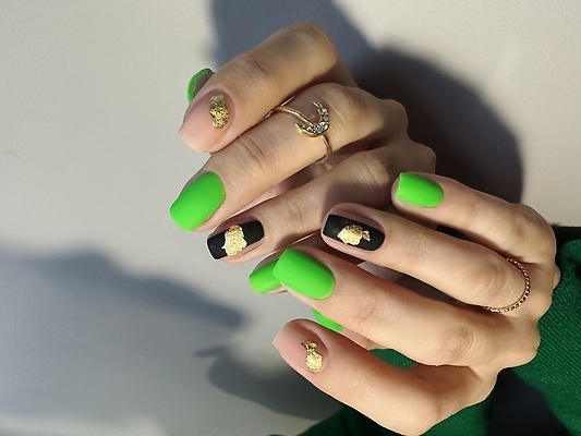 포토 JPG 해외이미지 손 디자인 여자 컬러 백그라운드 미술 사람없음 컬러풀 뷰티 유행 상점 검은색 흰색 못 손톱관리 손톱 광택 프랑스어 페디큐어 스타일 해외202309 해외포토 문자 문화예술 사람 신체부위 공구 네일아트 파일형식