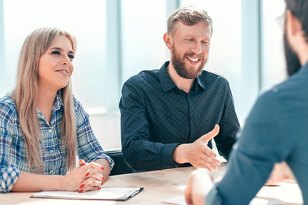 포토 JPG 해외이미지 직업 여자 남자 종이 회사 비즈니스 사업가 통신 탁자 협력 직장 실내 대화 미소 사람 앉기 세명 사무실 공책 방 업무 비즈니스맨 비즈니스우먼 그룹 토론 종업원 책상 직원 시작 경영자 면접 고용 자격증 지원 채용 후보 해외202309 해외포토 가구 모션 문구용품 표정 말하기 내부 구직 작업 직장인 리더 증명서 파일형식