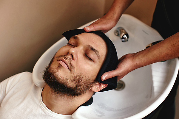 포토 JPG 해외이미지 헤어스타일 응시 남자 앉기 상반신 성인 두명 장비 미용사 이발 이발소 성인남자만 해외202309 해외포토 직업 시선 모션 사람 뷰티샵 남자만 성인만 파일형식