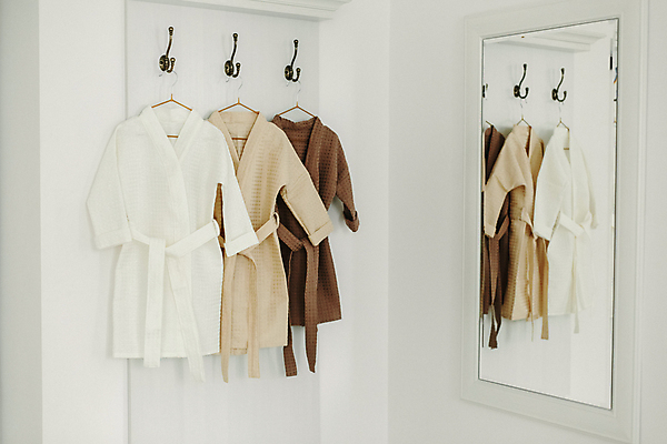 포토 JPG 해외이미지 디자인 옷 컬러 백그라운드 가정 호텔 휴식 주택 실내 매달리기 건강 사람없음 뷰티 유행 스파 목욕 방 욕실 흰색 직물 신선 가운 목욕가운 면 클래식 고급 우아함 오브젝트 서비스 부드러움 돌봄 샤워실 신발장 위생관리 정리함 안락 해외202309 해외포토 컨셉 모션 숙소 관리 내부 건물 청결 감각 샤워시설 파일형식