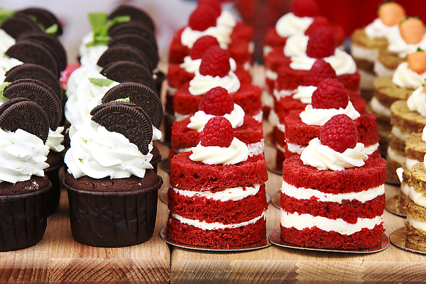 포토 JPG 해외이미지 전통 열매 음식 조각 백그라운드 과일 탁자 디저트 치즈 사람없음 목재 장식 빨간색 컬러풀 파티 과자 케이크 얼음 빵집 소용돌이 흰색 축하 대접 신선 생일 달콤 작음 유혹 설탕 컵케이크 굽기 크림 블루베리 산딸기 머핀 칼로리 버터 패티 건포도 페스츄리 핸드메이드 프로스팅 맛있는 해외202309 해외포토 자연요소 나무 식물 기념일 빵 컬러 가구 컨셉 재료 포도 유제품 이벤트 상점 회오리 맛 크기 구이 제빵 건과일 파일형식