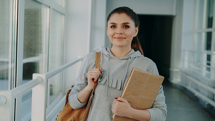 포토 JPG 해외이미지 백인 1 학생 라이프스타일 응시 여자 교육 행복 감정 유럽 얼굴 포즈 가방 학교 유리 실내 한명 미소 사람 성인 10대 책 청춘 뷰티 귀여움 흰색 표현 신선 잡기 복도 스마트 대학교 긍정 밀레니얼 해외202309 해외포토 서양인 시선 잡화 나라 컬러 컨셉 모션 청소년 재질 표정 내부 생활 신체부위 경제 파일형식