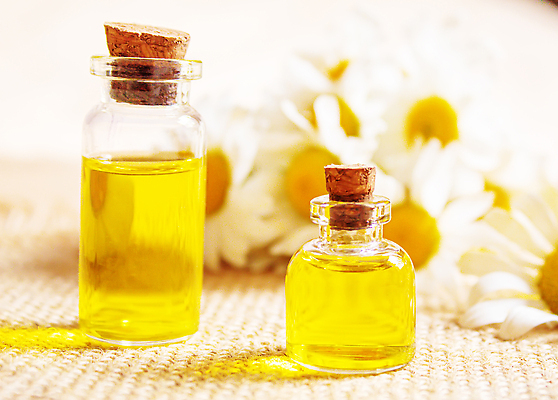 포토 JPG 해외이미지 근접촬영 사람없음 아웃포커스 노란색 오일 아로마테라피 내추럴 에센스 캐모마일 해외202309 해외포토 꽃 음식 뷰포인트 컬러 촬영기법 화장품 허브 테라피 파일형식