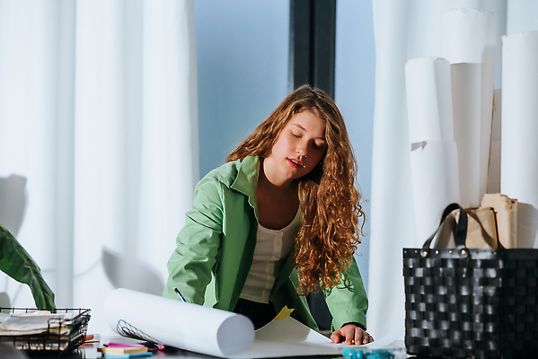 포토 JPG 해외이미지 직업 응시 여자 안경 얼굴 성공 노동자 주택 직장 한명 사람 뷰티 자신감 시간표 경영자 스타일 해외202309 해외포토 1 시선 잡화 감정 컨셉 회사 건물 신체부위 계획 리더 파일형식