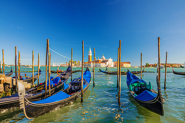 포토 JPG 해외이미지 유럽 바다 섬 여행 건축양식 교통시설 항해 풍경 사람없음 건물 목재 물 도시풍경 성당 교회 탑 항구 이탈리아 종 도시 보트 역사 성자 곤돌라 정박 흔적 수로 운하 베네치아 타운 종탑 석호 옛날 해외202309 해외포토 자연요소 나무 건축물 건축 나라 종교 교통 배_교통 재료 종교건축 시설 파일형식