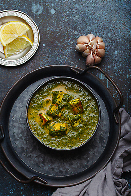 포토 JPG 해외이미지 치즈 사람없음 하이앵글 숟가락 레몬 향신료 인도음식 카레 시금치 통마늘 해외202309 해외포토 음식 뷰포인트 채소 과일 유제품 수저 마늘 동양음식 향미료 파일형식