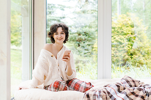 포토 JPG 해외이미지 백인 라이프스타일 손 여자 행복 음료 창문 아침 휴식 주택 갈색머리 실내 따뜻함 한명 사람 앉기 장식 인테리어 뷰티 축제 꿈 우아함 편안함 담요 스웨터 전화기 긍정 혼자 해외202309 해외포토 주간 서양인 1 헤어스타일 디자인 감정 컨셉 상의 모션 내부 건물 생활 신체부위 감각 파일형식