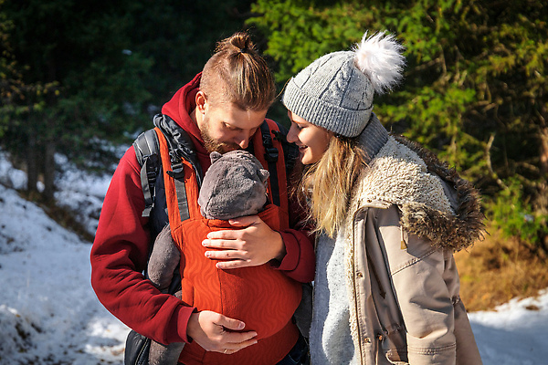 포토 JPG 해외이미지 백인 여자 남자 행복 아들 여행 겨울 안기 엄마 휴가 산 함께함 사랑 상반신 성인 야외 앞모습 옆모습 뒷모습 세명 하이킹 육아 아기 아빠 내려보기 아기띠 해외202309 해외포토 서양인 계절 감정 뷰포인트 컨셉 가족 모션 레저 사람 아기용품 파일형식