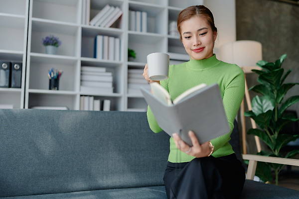 포토 JPG 해외이미지 손 응시 교육 행복 음료 가구 거실 창문 베개 청소년 아침 휴식 아파트 주택 실내 한명 사람 앉기 성인 책 컵 소파 눕기 독서 뷰티 다이어리 쪽지 머그컵 마시기 시간 분위기 커피잔 담요 스웨터 니트 문학 일요일 해외202309 해외포토 주간 1 식기 시선 감정 커피 생활용품 컨셉 상의 의자 침구 모션 잔 내부 건물 신체부위 사무용품 요일 파일형식