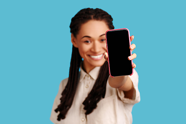 포토 JPG 해외이미지 스튜디오촬영 여자 행복 흑인 와이셔츠 인터넷 청소년 모바일 실내 한명 사람 스마트폰 핸드폰 쇼핑 상점 스크린 웹 공백 네트워크 연결 전화기 서비스 파란배경 부름 보여주기 온라인 고립 블로거 소셜 목업 셀룰러 혼혈 비어있는 해외202309 해외포토 서양인 1 감정 백그라운드 셔츠 모션 내부 파란색 전자제품 스마트기기 다문화 파일형식