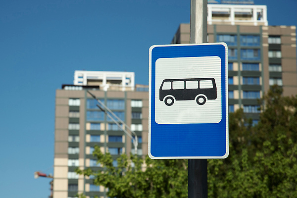 포토 JPG 해외이미지 교통시설 거리 버스 사람없음 파란색 도시 역 심볼 도로표지판 지역 그만 해외202309 해외포토 도로 육상교통 컬러 교통 대중교통 표지판 시설 파일형식