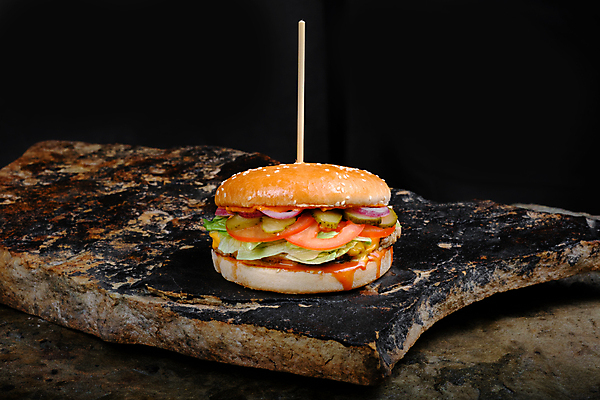 포토 JPG 해외이미지 음식 토마토 검은배경 양파 패스트푸드 샌드위치 사람없음 식사 소고기 햄버거 바위 시골 그릴 정크푸드 상추 질감 테이크아웃 번 치즈버거 해로움 맛있는 해외202309 해외포토 빵 백그라운드 컨셉 채소 주방용품 육류 검은색 돌_바위 인스턴트 파일형식