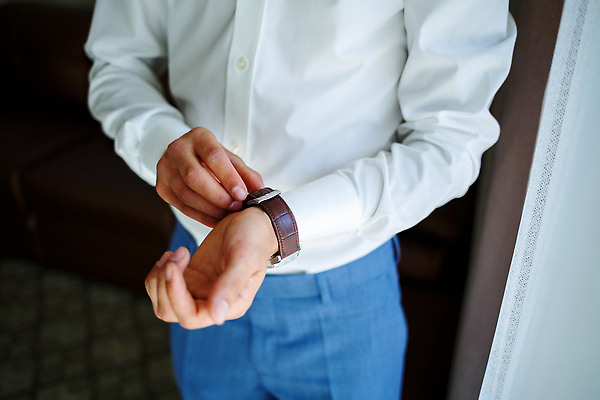 포토 JPG 해외이미지 남자 시계 신랑 결혼 셔츠 결혼식 한명 상반신 성인 앞모습 축하 준비 성인남자한명만 해외202309 해외포토 1 뷰포인트 컨셉 상의 사람 이벤트 남자한명만 성인남자만 파일형식