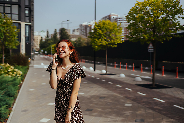 포토 JPG 해외이미지 라이프스타일 여자 행복 통신 성공 모바일 거리 대화 한명 웃음 사람 야외 빛 스마트폰 핸드폰 뷰티 걷기 산책 흰색 도시 센터 연결 전화기 스마트 부름 히스패닉 빨간머리 진짜 스타일 해외202309 해외포토 1 헤어스타일 감정 컬러 컨셉 모션 휴식 표정 말하기 생활 전자제품 스마트기기 파일형식
