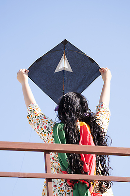 포토 JPG 해외이미지 전통 남자 아시아 종이 스포츠 바람 휴가 한명 성인 컬러풀 장난감 축제 축하 실 인도인 연 실타래 독립기념일 핸드메이드 힌두교 성인남자만 해외202309 해외포토 자연요소 외국인 1 기념일 나라 종교 컬러 컨셉 날씨 사람 동양인 놀이용품 독립 남자만 성인만 파일형식