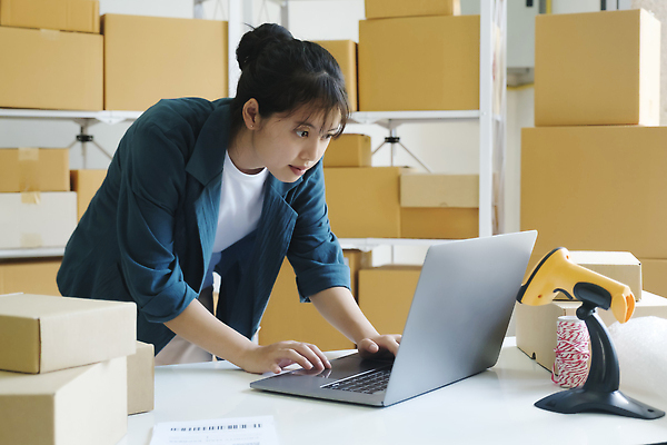 포토 JPG 해외이미지 여자 선반 실내 숙이기 한명 동양인 성인 노트북 스마트폰 쌓기 실 택배 택배상자 박스포장 스캐너 온라인쇼핑몰 성인여자한명만 해외202309 해외포토 1 포즈 가구 포장 모션 사람 인종 내부 전자제품 핸드폰 스마트기기 상자 운송업 쇼핑몰 온라인 여자한명만 성인여자만 파일형식