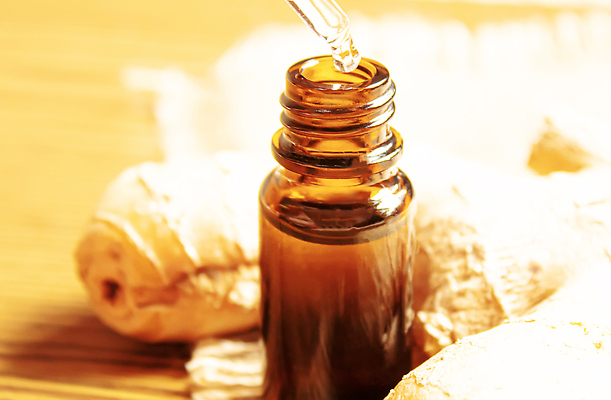 포토 JPG 해외이미지 근접촬영 사람없음 아웃포커스 갈색 오일 아로마테라피 내추럴 에센스 오일병 해외202309 해외포토 음식 뷰포인트 컬러 촬영기법 화장품 테라피 파일형식