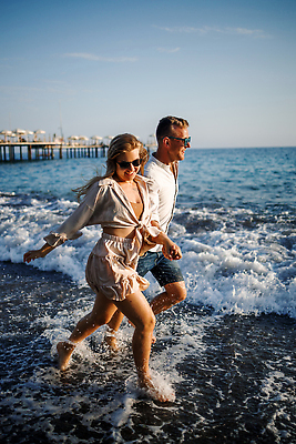 포토 JPG 해외이미지 커플 여자 남자 행복 실루엣 유럽 어린이 모래 바다 섬 여행 결혼 백그라운드 2 가족 자연 하늘 휴가 휴식 키스 함께함 건강 사랑 사람 야외 두명 10대 물 여름 비키니 태양 걷기 기쁨 낭만 신혼여행 춤 잡기 저녁 지중해 해외202309 해외포토 자연요소 계절 수영복 감정 나라 컨셉 관계 모션 청소년 문화예술 촬영기법 이벤트 야간 애정표현 생태계 파일형식