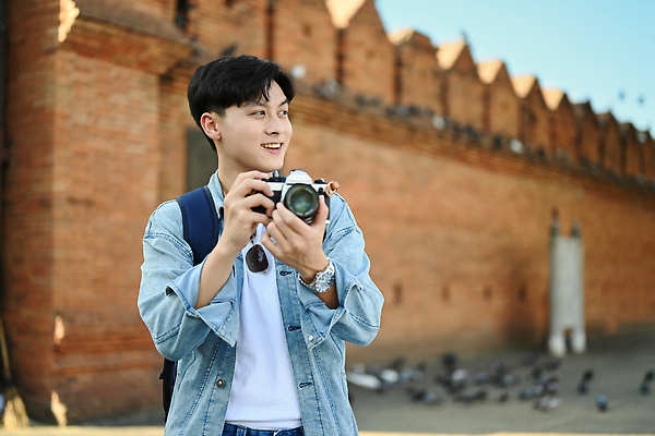 포토 JPG 해외이미지 건축물 남자 태국 거리 한명 들기 동양인 상반신 성인 야외 앞모습 아웃포커스 카메라 사진촬영 태국여행 성인남자한명만 해외포토 1 건축 아시아 뷰포인트 해외여행 모션 촬영기법 사람 인종 전자제품 촬영 남자한명만 성인남자만 파일형식