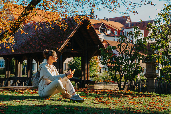 포토 JPG 해외이미지 학생 라이프스타일 옷 공원 여자 행복 음악 컬러 잎 자연 모바일 휴식 거리 갈색머리 한명 사람 앉기 야외 가로 스마트폰 핸드폰 컬러풀 금발 뷰티 갈색 유행 활발 청바지 무선전화기 스마트 스타일 해외202309 해외포토 식물 1 헤어스타일 공공시설 감정 컨셉 바지 모션 문화예술 생활 전자제품 스마트기기 전화기 생태계 파일형식