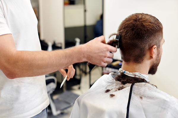 포토 JPG 해외이미지 헤어스타일 응시 남자 앉기 상반신 성인 두명 장비 미용사 이발 이발소 성인남자만 해외202309 해외포토 직업 시선 모션 사람 뷰티샵 남자만 성인만 파일형식