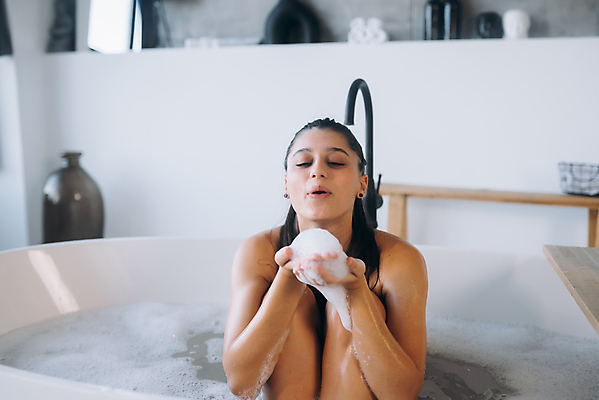 포토 JPG 해외이미지 라이프스타일 여자 아침 휴식 주택 실내 한명 미소 치료 물 뷰티 스파 목욕 거품 욕실 흰색 고급 조심 돌봄 위생관리 해외202309 해외포토 주간 자연요소 1 컬러 컨셉 의학 모션 표정 관리 사람 내부 건물 생활 청결 파일형식