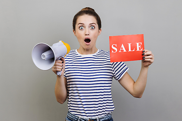 포토 JPG 해외이미지 알파벳 여자 한명 들기 상반신 성인 앞모습 세일 확성기 팻말 회색 절약 성인여자한명만 해외202309 해외포토 1 영어 뷰포인트 컬러 컨셉 모션 프레임 사람 여자한명만 성인여자만 파일형식