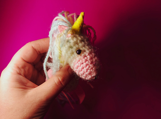 포토 JPG 해외이미지 동물 디자인 행복 어린이 인형 분홍색 컬러 백그라운드 패턴 선물 미술 취미 사람없음 장식 파란색 컬러풀 장난감 뷰티 수확 흰색 직물 뜨개질 바느질 만화 천 오브젝트 니트 수공예 폭식 유니콘 파스텔톤 핸드메이드 해외202309 해외포토 감정 상의 무늬 농업 문화예술 사람 공예 파일형식