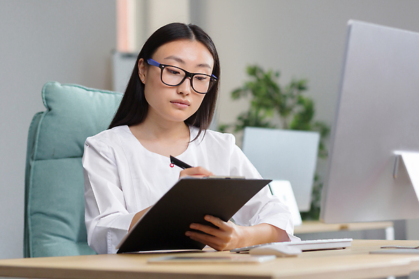 포토 JPG 해외이미지 여자 화분 안경 화초 의자 한명 들기 앉기 상반신 성인 옆모습 사무실 펜 모니터 키보드 기록 마우스 스마트 책상 서류판 성인여자한명만 해외202309 해외포토 식물 1 잡화 뷰포인트 가구 컨셉 비즈니스 모션 사람 컴퓨터 필기구 컴퓨터용품 사무용품 여자한명만 성인여자만 파일형식