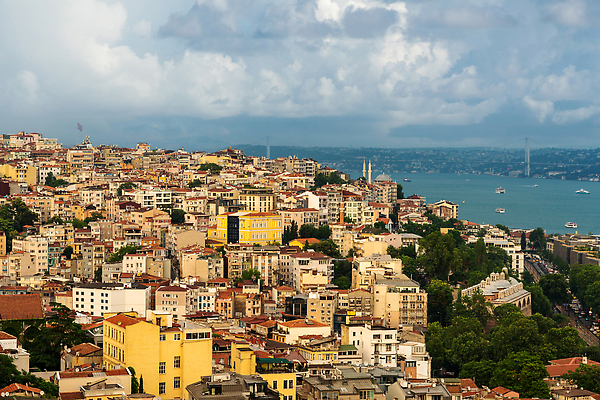 포토 JPG 해외이미지 유럽 아시아 여행 건축양식 지붕 거리 주택 이스탄불 안테나 파노라마 동양인 풍경 사람없음 건물 도시풍경 탑 도시 역사 지역 타운 칠면조 랜드마크 옛날 조감도 콘스탄티노플 튀르키예 해외202309 해외포토 건축물 건축 나라 통신 조류 촬영기법 인종 파일형식
