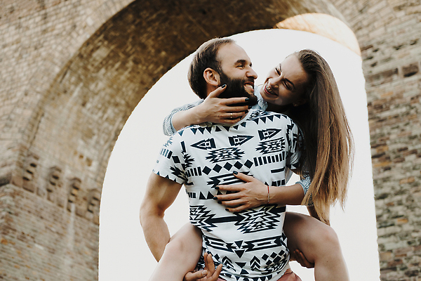 포토 JPG 해외이미지 백인 커플 여자 남자 중년 결혼 2 데이트 가족 관계 결혼식 남편 휴가 수염 함께함 사랑 사람 성인 야외 두명 아내 중앙 주말 구름다리 해외202309 해외포토 서양인 감정 컨셉 이벤트 다리_건축물 파일형식