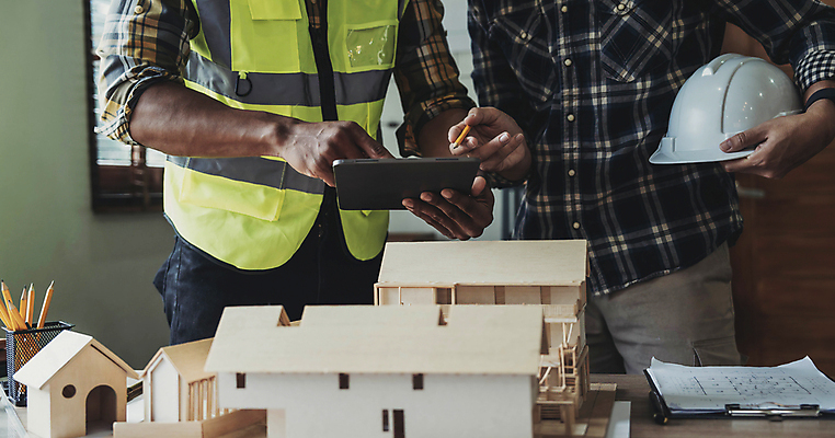 포토 JPG 해외이미지 남자 회의 설계 실내 들기 상반신 성인 두명 앞모습 태블릿 가리킴 안전모 건축모형 서류판 성인남자만 해외202309 해외포토 뷰포인트 컨셉 비즈니스 모션 사람 손짓 내부 전자제품 스마트기기 모형 사무용품 헬멧 안전장비 남자만 성인만 파일형식