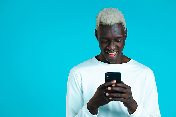 포토 JPG 해외이미지 스튜디오촬영 백인 라이프스타일 응시 여자 행복 백그라운드 비즈니스 통신 모바일 무선통신 세포 실내 한명 서기 사람 성인 가로 스마트폰 핸드폰 컬러풀 뷰티 유행 흰색 잡기 메시지 연결 슛 고립 여자만 여자한명만 성인만 카피스페이스 해외202309 해외포토 서양인 1 시선 감정 컬러 모션 내부 생활 전자제품 스마트기기 공백 파일형식