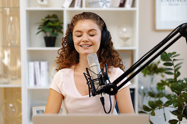 포토 JPG 해외이미지 백인 여자 한명 상반신 성인 앞모습 헤드폰 마이크 성인여자한명만 인터넷방송 크리에이터 스트리밍 스트리밍라이프 해외202309 해외포토 서양인 직업 1 라이프스타일 뷰포인트 음향기기 사람 방송 여자한명만 성인여자만 파일형식 1인미디어