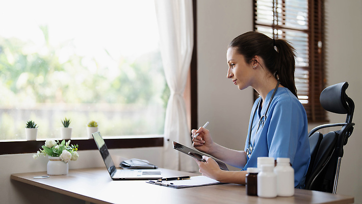 포토 JPG 해외이미지 응시 여자 의자 창문 청진기 한명 앉기 상반신 성인 옆모습 노트북 태블릿 사무실 진료 의사 기록 약병 책상 처방 서류판 성인여자한명만 해외202309 해외포토 1 시선 뷰포인트 가구 비즈니스 의학 의료기기 모션 사람 전자제품 스마트기기 약 사무용품 의료진 병_담는 여자한명만 성인여자만 파일형식