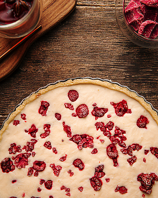 포토 JPG 해외이미지 전통 열매 음식 탁자 디저트 요리 사람없음 세로 주방 축제 식사 달콤 맛 상품 굽기 준비 날것 반죽 산딸기 레시피 생식 타르트 페스츄리 맛있는 해외202309 해외포토 식물 빵 가구 컨셉 과일 구이 파이_빵 파일형식