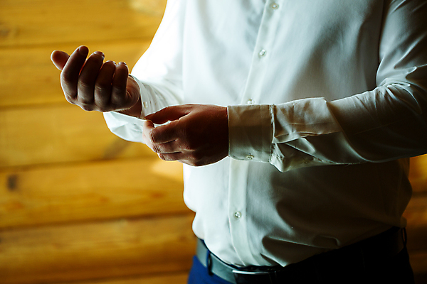 포토 JPG 해외이미지 손 남자 신랑 결혼 셔츠 결혼식 단추 한명 상반신 성인 축하 준비 단추잠그기 성인남자한명만 해외202309 해외포토 1 컨셉 상의 모션 사람 이벤트 신체부위 남자한명만 성인남자만 파일형식