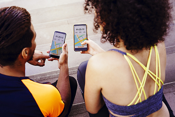 포토 JPG 해외이미지 라이프스타일 커플 응시 여자 스포츠 인터넷 관계 모바일 휴식 함께함 기술 건강 앉기 야외 두명 친구 스마트폰 핸드폰 운동복 달리기 조깅 운동 검은색 복지 연습 확인 히스패닉 단절 달리기선수 소셜미디어 주자 해외202309 해외포토 시선 옷 컬러 컨셉 모션 사람 생활 전자제품 스마트기기 사회이슈 육상선수 파일형식