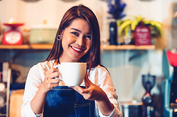 포토 JPG 해외이미지 백인 직업 라이프스타일 손 응시 여자 행복 커피 음료 음식 비즈니스 휴식 서브 한명 사람 동양인 컵 뷰티 상점 식당 앞치마 기계 카페 우유 머그컵 잡기 업무 바 웨이트리스 종업원 웨이터 계산대 서비스 경영자 만들기 바리스타 카페테리아 에스프레소 단절 해외202309 해외포토 서양인 1 식기 시선 감정 컨셉 모션 유제품 인종 생활 신체부위 작업 리더 파일형식