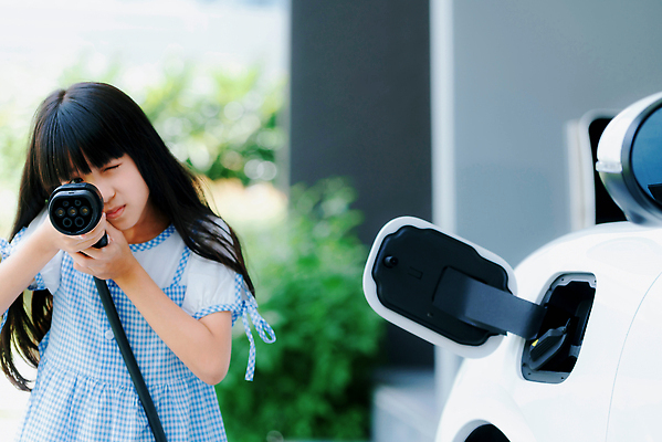 포토 JPG 해외이미지 여자 어린이 장난 미래 한명 들기 상반신 앞모습 플러그 친환경 조준 충전 충전기 친환경자동차 소녀한명만 해외202309 해외포토 1 뷰포인트 컨셉 모션 자동차 사람 환경 기계 여자한명만 소녀만 파일형식