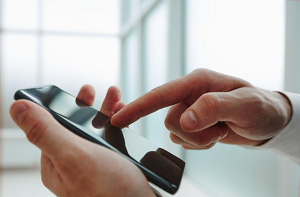 포토 JPG 해외이미지 모델 직업 라이프스타일 손 응시 남자 인터넷 비즈니스 텍스트 통신 손가락 모바일 세포 사람 사람없음 스마트폰 핸드폰 독서 디지털 스크린 장비 터치 타이핑 잡기 업무 비즈니스맨 메시지 종업원 무선전화기 전화기 스마트 부름 변호사 경영 키패드 터치스크린 셀룰러 해외202309 해외포토 시선 컨셉 모션 생활 신체부위 전자제품 스마트기기 작업 직장인 파일형식